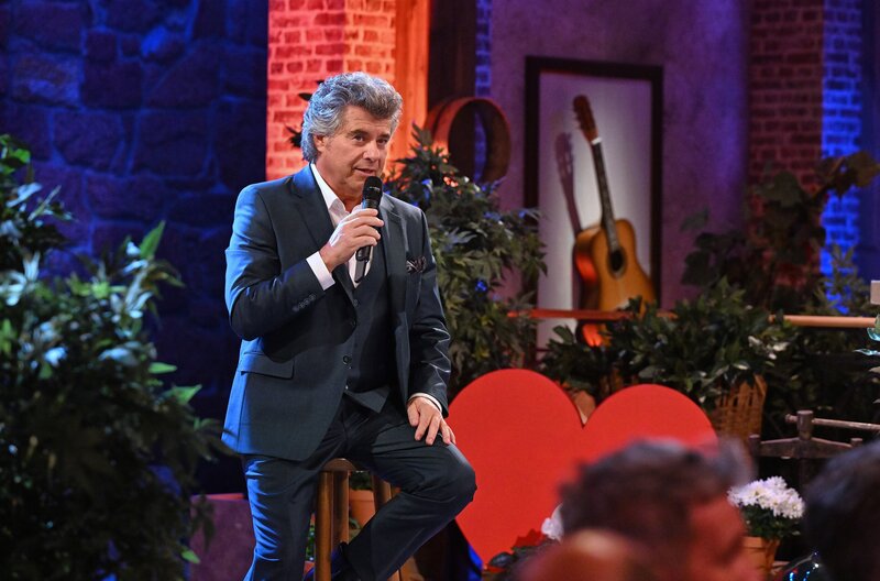 Gastgeber Andy Borg präsentiert eine neue Ausgabe seiner Musik-Show zum vierten Mal im Zeichen der „Herzenssache“, der großen Kinderhilfsaktion von SWR, SR und Sparda-Bank. – Bild: SWR/​Kerstin Joensson