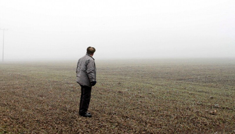EinsPlus SAUACKER, „Zwischen zwei Generationen auf einem schwäbischen Bauernhof“, am Sonntag (28.06.15) um 20:15 Uhr. »SauAcker« ist ein packender und zutiefst berührender Dokumentarfilm von Tobias Müller, der ungeahnte Einblicke in eine Lebens und Arbeitswelt gibt, die still und leise vom Aussterben bedroht ist. Konrad Kienle auf einem Feld im Nebel. – Bild: SWR/​M. Schlömer Filmproduktion/​Nigin Beck