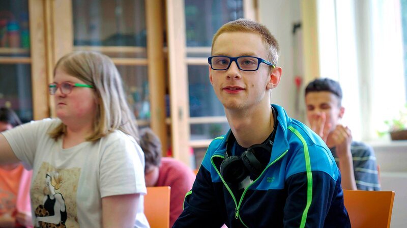 Paul ist glücklich im Chor – Bild: MDR/​Mia Media