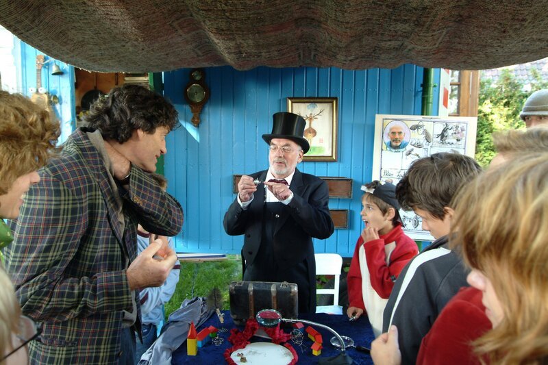Hilfe, was passiert jetzt? Während Peter (Peter Lustig, M.) stolz seinen neu eröffneten Flohzirkus demonstriert, müssen sich plötzlich alle Gäste und der Professor für Zauberei (Winfried Glatzeder, l.) ganz schrecklich kratzen. – Bild: ZDF und Christiane Pausch