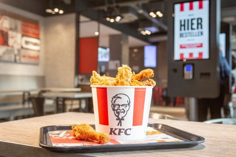 KFC setzt vermehrt auf Expansion: Mehr und modernere Filialen soll es auch in Deutschland geben. Zu welchem Preis? Wie fair ist der Fast-Food-Riese zu seinen Mitarbeitern? – Bild: Taner Karaarslan /​ ZDF