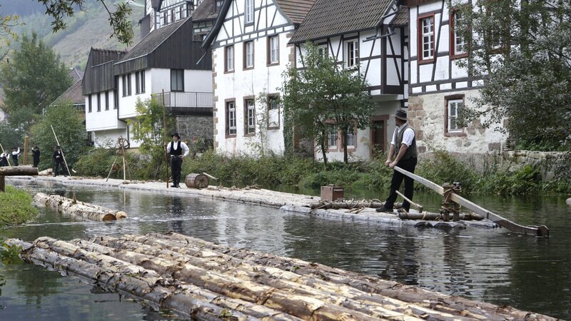 Die „Schiltacher Flößer“ fahren für „Terra X“. – Bild: ZDF und Bilderfest GmbH