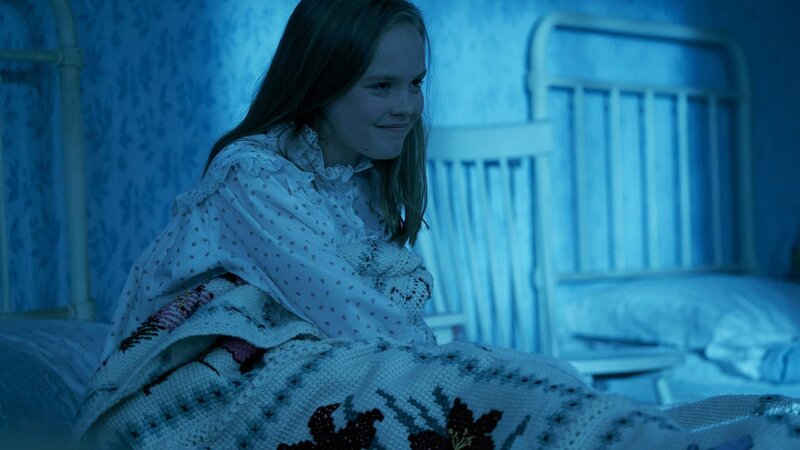 Gwen (Danya Griver) kann es kaum erwarten zu erfahren, was es mit Darrells Vergangenheit an ihrer alten Schule St. Hildas auf sich hat. Beim morgigen Lacrosse-Match, will sie Cousine Joan dazu ausquetschen, die eine der Schülerinnen von St. Hildas ist. – Bild: ZDF/​DHX – Malory Productions Inc./​Queen Bert Productions