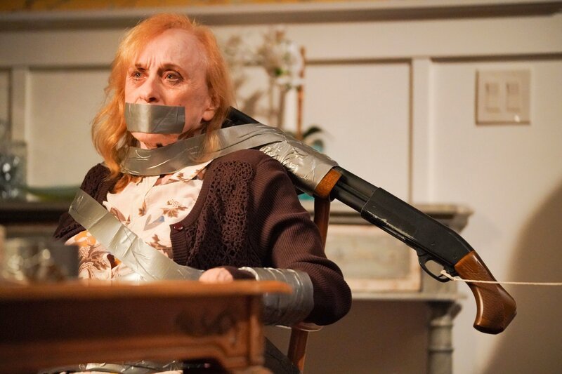 Sallie (Jeannie Epper) wird von ihrem drogensüchtigen Neffen gefesselt. – Bild: ZDF und Eric McCandless