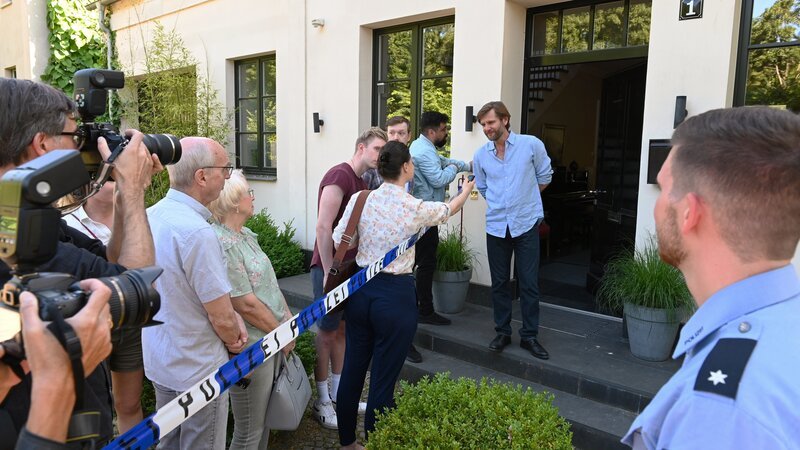 Die Familie Brahms ist in Potsdam bekannt. Veronika Brahms ist CEO von „Dreetz Pharma“, ein Familienunternehmen. Hendrik Brahms (Kai Ivo Baulitz, 2.v.r.) verwaltet Teile von ihrem Geld in einer Stiftung zum Erhalt der Altstadt. – Bild: ZDF und Andre Kowalski