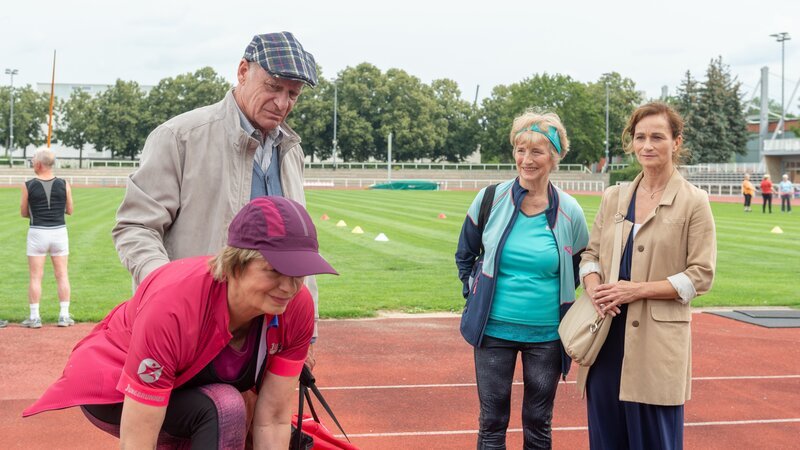 Kurz vor den Seniorenmeisterschaften in der Leichtathletik kommt es zu einem denkwürdigen Wiedersehen zwischen den Sportlern Marianne Stegemann (Dorothea Hagena, 2.v.r.), Elisabeth Mayer (Christine Heinze, l.) und Dieter Mayer (Rüdiger Kuhlbrodt, 2.v.l.). Jahrelang hat Marianne geglaubt, ihr Geliebter Dieter Mayer sei tot. Auch Ellen Stegemann (Lisa Adler, r.) ist überrascht, dass ihr Vater nun doch lebt. Doch das Wiedersehen ist keine freudiges. Kurz darauf gibt es eine Tote. – Bild: ZDF /​ Meyerbroeker