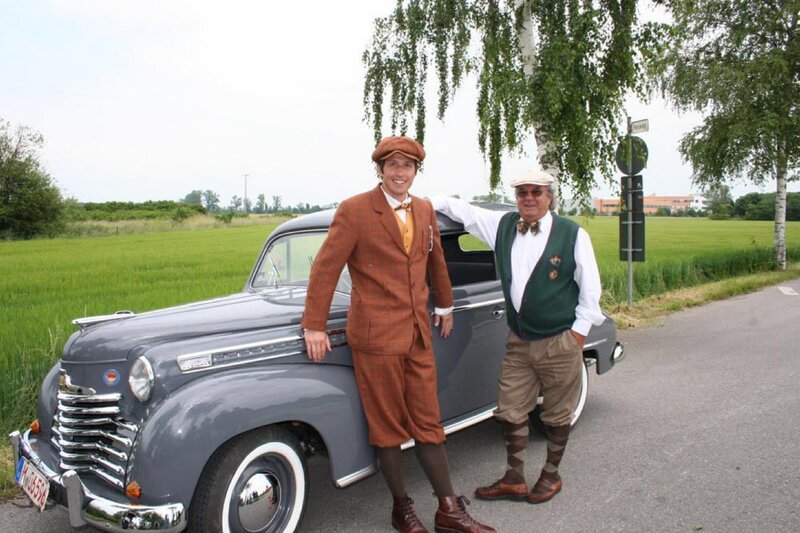 Willi mit Opel-Besitzer Peter Dennemarck, Oberschleißheim. – Bild: BR/​megaherz gmbh