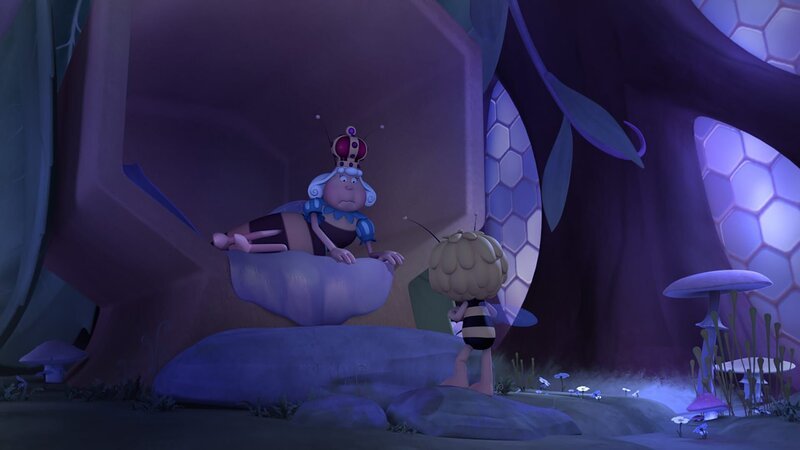 Maja schleicht sich nachts zur Königin, um sie zu warnen. – Bild: ZDF und Studio 100 Animation