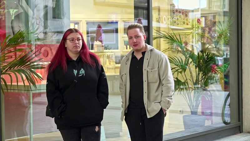 Jonas möchte für seinen geplanten Überraschungsbesuch ein besonderes Schmuckstück für seine Freundin Patricia kaufen. Leann (li.) soll ihn dabei beraten. – Bild: RTLZWEI