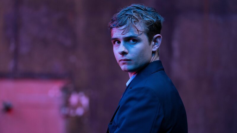 Dass Alex Rider (Otto Farrant) versucht, mehr über den mysteriösen Tod seines Onkels herauszufinden, gefällt nicht jedem. – Bild: ZDF und Des Willie