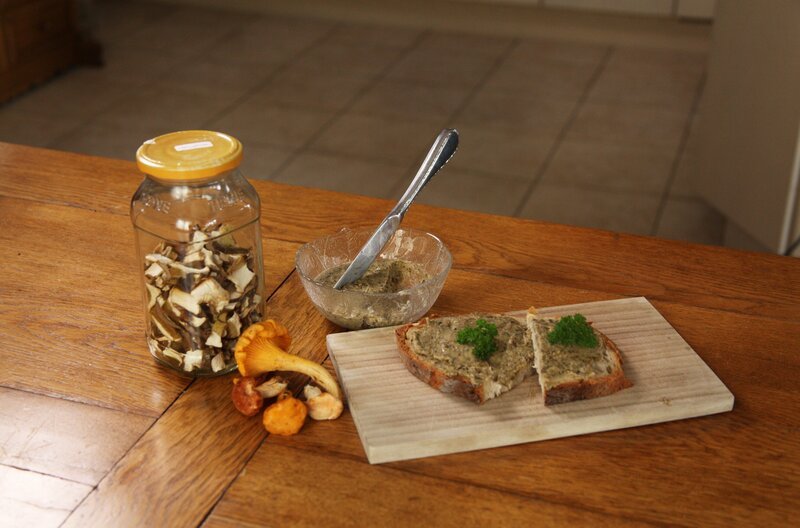 Pilzbutter ist ein Beispiel in der Sendung, was man machen kann, wenn man zu viel Pilze gefunden hat. – Bild: SWR/​Schwabenlandfilm/​Kumaran Herold