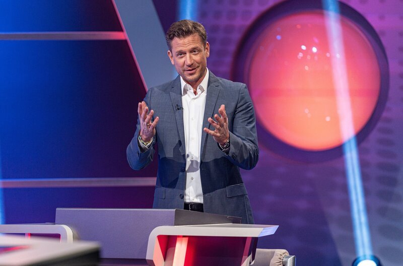 Moderator Florian Weber testet im SWR Wissensquiz „Meister des Alltags“ die Alltagstauglichkeit seiner prominenten Kandidat:innen. – Bild: SWR/​Christian Koch