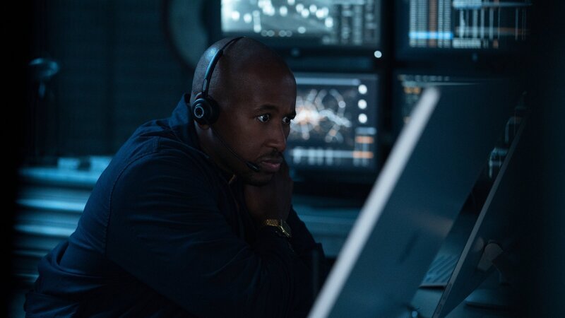 Die Jagt auf den Cyber-Terroristen hat für die Abteilung nun höchste Priorität. Als sich Smithers (Nyasha Hatendi) den Code genauer ansieht, erkennt er plötzlich ein Muster. – Bild: ZDFneo