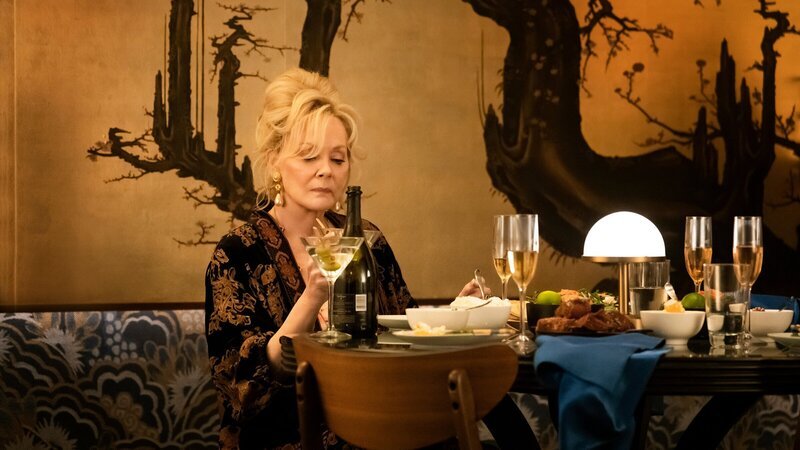 Deborah (Jean Smart) greift zu drastischen Mitteln und erpresst Marty, um ihre Showtermine zu sichern. Doch Marcus ist außer sich vor Wut – er hat andere Pläne für Deborahs Karriere. – Bild: ZDF und HBOMAX/​Universal Television