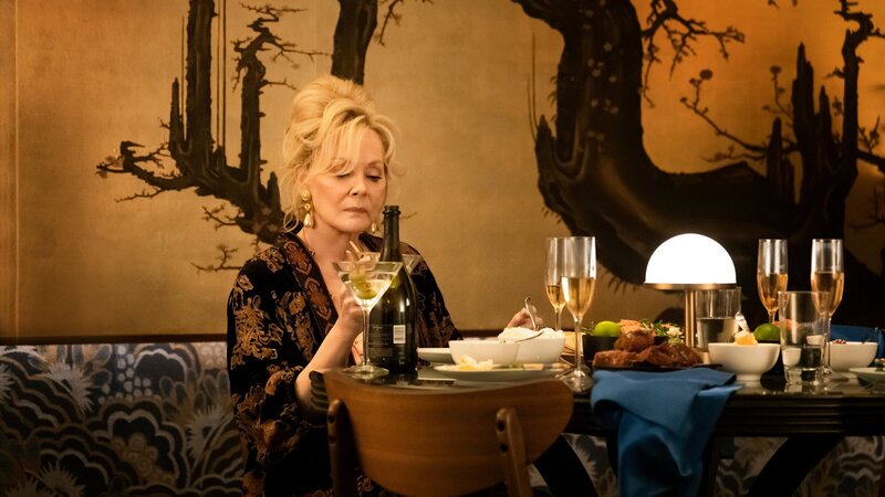 Deborah (Jean Smart) greift zu drastischen Mitteln und erpresst Marty, um ihre Showtermine zu sichern. Doch Marcus ist außer sich vor Wut – er hat andere Pläne für Deborahs Karriere. – Bild: ZDF und HBOMAX/​Universal Television