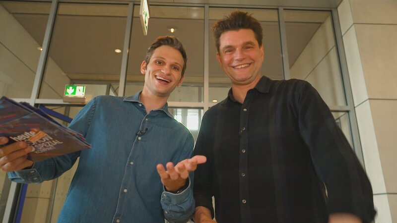 Fabian Köster (l.) und Lutz van der Horst (r.) bitten Bundestagsabgeordnete zum Schwarz-Rot-Quiz. – Bild: ZDF und Thomas Wolfschläger