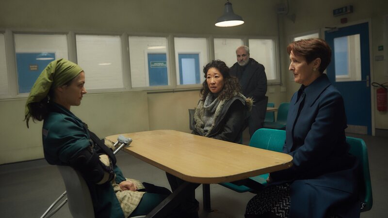 Der Hinweis, dass Nadja (Olivia Ross, l.) sich wieder in Russland aufhält, macht sich für Eve (Sandra Oh, 2.v.r.) und Carolyn Martens (Fiona Shaw, r.) bezahlt. Die beiden sind kurz davor, etwas wichtiges zu erfahren. Doch Konstantin (Kim Bodnia, 3.v.r.) wendet das Blatt. – Bild: ZDF und Robert Viglasky