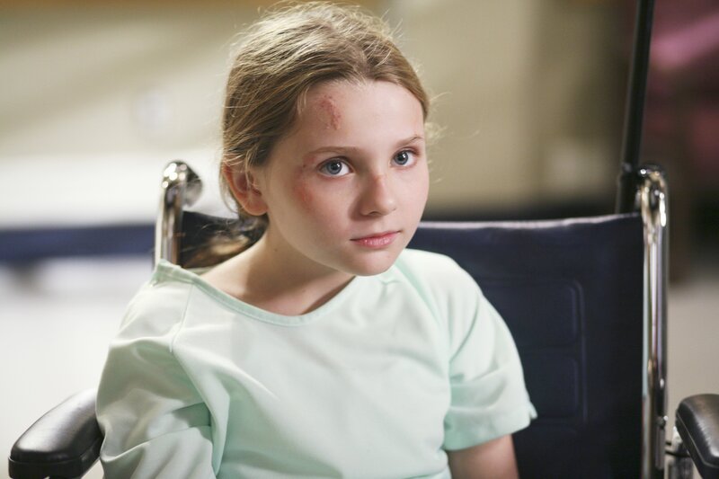 Megan (Abigail Breslin) behauptet, sie wäre eine Superheldin und verspüre keine Schmerzen – kann das wirklich sein? – Bild: American Broadcasting Companies, Inc. /​ Karen Neal