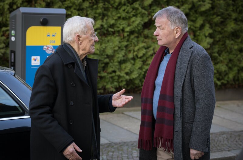 Otto Stein (Rolf Becker, li.) versucht Roland Heilmann (Thomas Rühmann, re.) zu erklären, warum er seinen Plan vor seinem Sohn Martin geheim gehalten hat. – Bild: MDR/​Rudolf Wernicke