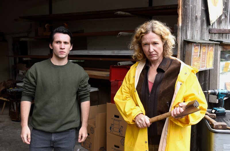 Evi Schnitte (Charlotte Crome, r.) verteidigt ihren Neffen Clemens Schnitte (Florian Gerteis, l.) gegen alle Vorwürfe. – Bild: ARD/​Laurent Trümper