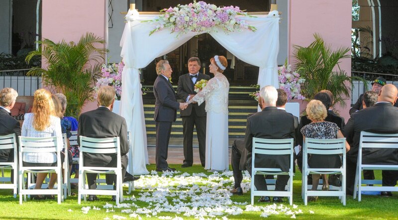 Der große Tag für Tante Deb (Carol Burnett, M.r.) und Leonard (Frankie Valli, M.l.) ist gekommen … – Bild: Norman Shapiro /​ CBS ENTERTAINMENT /​ Fox /​ CBS Broadcasting Inc.