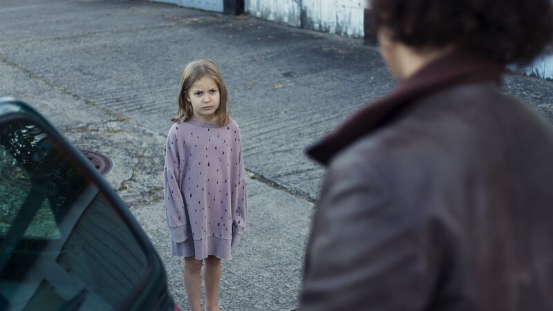 Schwester Carla (Haley Louise Jones, r.) verabschiedet sich von ihrer kleinen Nachbarin Sara (Valentina Schramm, l.). – Bild: X Filme/​Lars Petersen