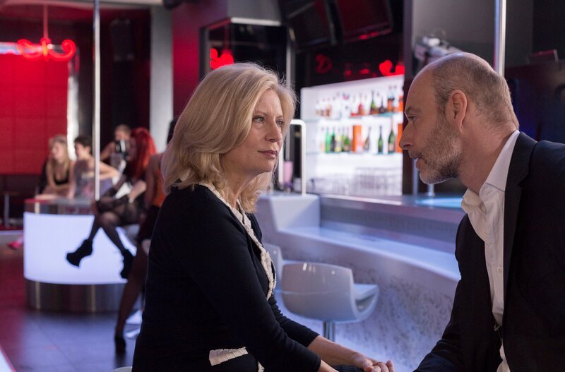 Isa (Sabine Postel, l.) hofft, über die Unterweltgröße Marco Sladic (Simon Licht, r.) an den Diamantendieb Bröcker heranzukommen. – Bild: rbb/​ARD/​Georges Pauly