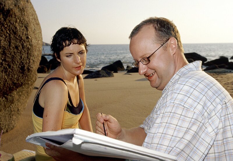 Beate (Sanne Schnapp) und Karl (Martin Weinek) bemerken, dass sie zueinander passen. – Bild: ARD Degeto/​Mike Gast