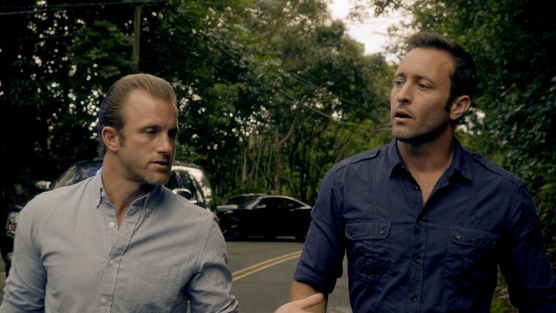 Eine vermeintlich normale Verkehrskontrolle entpuppt sich als Fall für Steve (Alex O’Loughlin, r.), Danny (Scott Caan, l.) und das restliche Team … – Bild: Best Possible Screen Grab /​ CBS ENTERTAINMENT /​ Fox /​ CBS Broadcasting Inc.