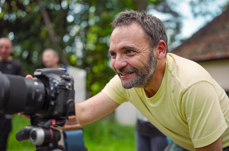 Im Schlossgarten fotografiert Ciprian Hord seine Patienten als Teil einer therapeutischen Sitzung. – Bild: André Krüger