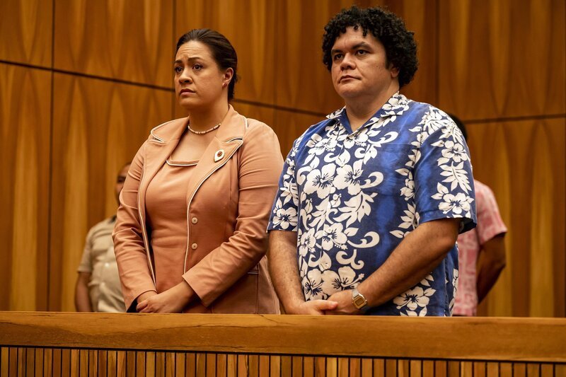 Ata Johnson (Stacey Leilua, l.); Bob (Josh Thomson, r.) – Bild: Universal Television LLC