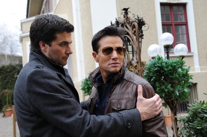 Konstantin (Moritz Tittel, l.); Thiago (Alfonso Losa, r.) – Bild: Ann Paur