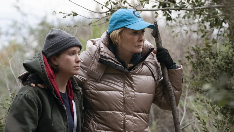Deborah (Jean Smart, r.) kämpft mit einer Schreibblockade und Ava (Hannah Einbinder, l.) mit einem gebrochenen Herzen. Ein Ausflug in die Wälder von Pennsylvania soll helfen, wird aber dann zur echten Herausforderung. – Bild: ZDF und HBO Max