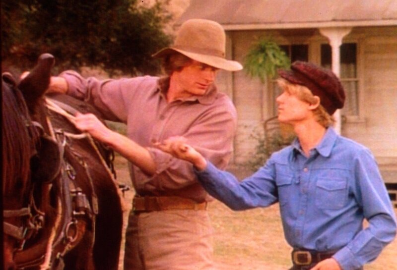 Perley (Charles Bloom, r.) will unbedingt am Pferderennen teilnehmen und seine Wetten gewinnen. Für die Spiel- und Gewinnsucht seines Bruders hat Almanzo (Dean Butler, l.) jedoch kein Verständnis. – Bild: Sat.1 Gold