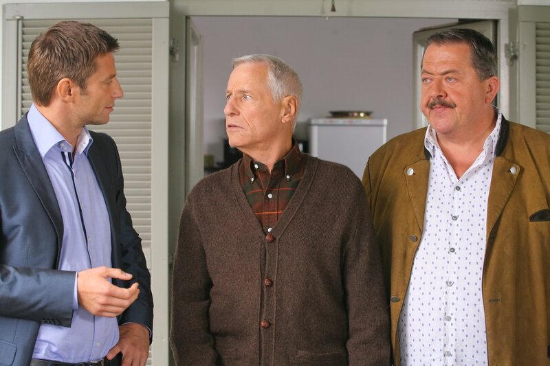 Die Rosenheim-Cops Hansen (Igor Jeftic, l.) und Hofer (Joseph Hannesschläger, r.) befragen Michael Brammer (Gerd Rigauer, M.). – Bild: ZDF/​Christian A. Rieger