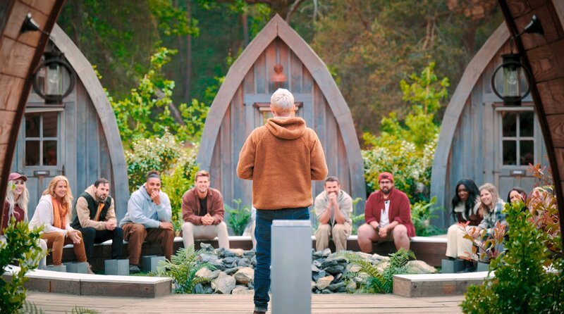 WERWÖLFE – DAS SPIEL VON LIST UND TÄUSCHUNG (5), Ein Funken Hoffnung. Die Spielenden sitzen vor den Häusern im Dorf. – Bild: HR/​ARD/​BR/​SWR/​ITV