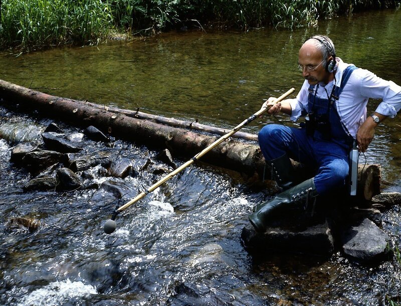 Peter Lustig „angelt“ Töne. Er möchte aus dem Plätschern des Baches eine eigene Komposition erstellen. – Bild: ZDF und Dieter Mahlow