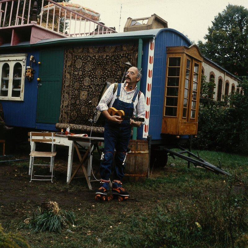 Peter überrascht die Kinder. Er erscheint als Ein-Mann-Orchester – und los geht es mit dem Musizieren. – Bild: ZDF
