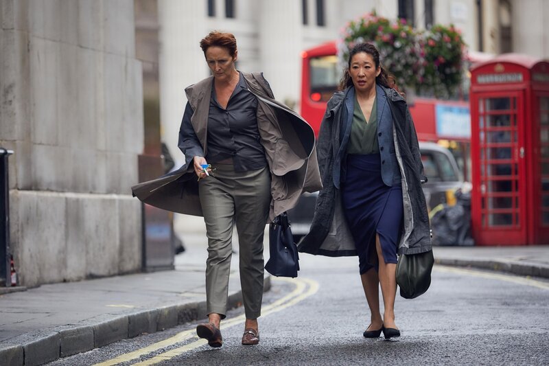 Carolyn Martens (Fiona Shaw, l.); Eve (Sandra Oh, r.) – Bild: Robert Viglasky