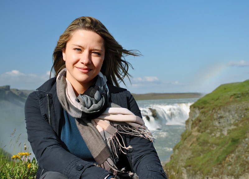 SF unterwegs – Island Moderatorin Wasiliki Goutziomitros in Island – Bild: SF