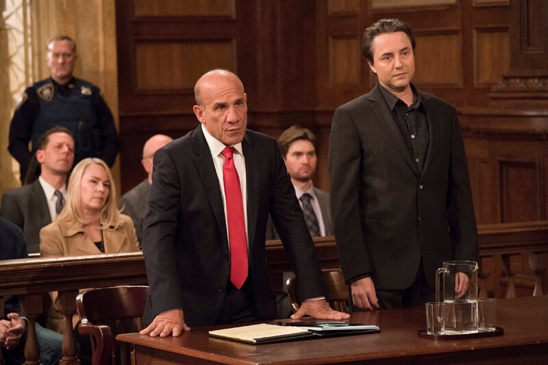 Counselor Peter Abrams (Paul Ben-Victor, l.) und Steve Getz (Vincent Kartheiser) – Bild: Virginia Sherwood/​NBC