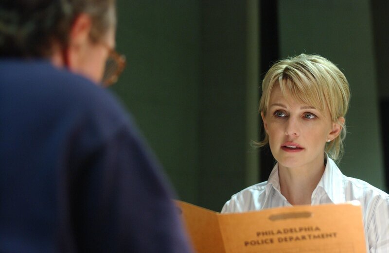 Det. Lilly Rush (Kathryn Morris, r.) fühlt George (John Billingsley, l.) auf den Zahn … – Bild: Warner Bros. Television