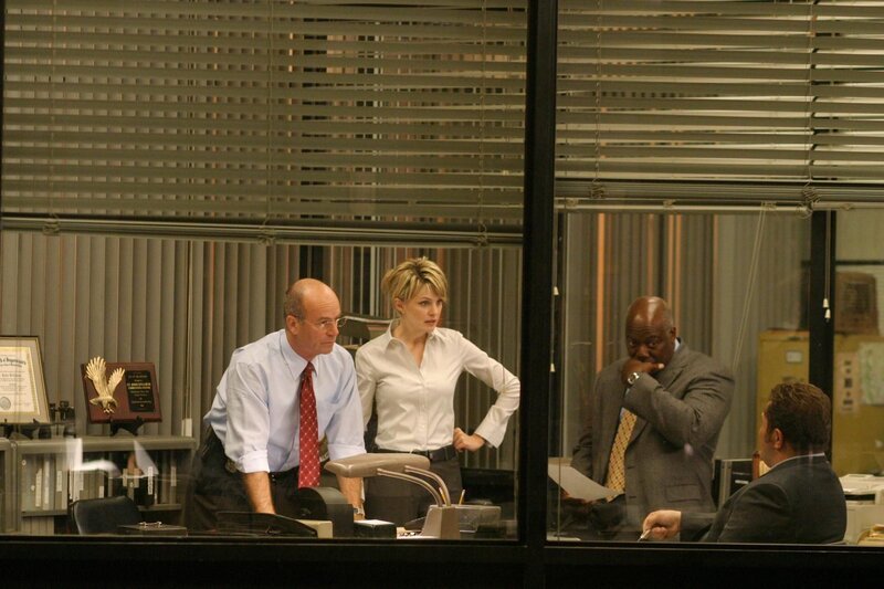 Lt. John Stillman (John Finn, l.), Det. Lilly Rush (Kathryn Morris, 2.v.l.), Det. Will Jeffries (Thom Barry, 2.v.r.) und Det. Nick Vera (Jeremy Ratchford, r.) besprechen, wie sie den aktuellen Fall am besten angehen sollen … – Bild: Warner Bros. Television