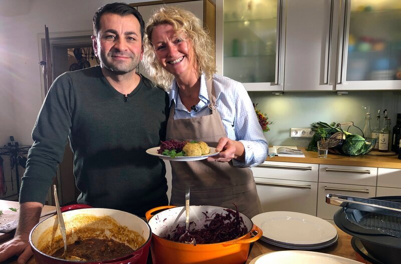 Die leidenschaftliche Hobbyköchin Gitta Wittmer-Eigenbrodt aus Vöhl am Edersee und Profikoch Ali Güngörmüs, Münchner mit türkischen Wurzeln. – Bild: HR/​Bettina Schrauf