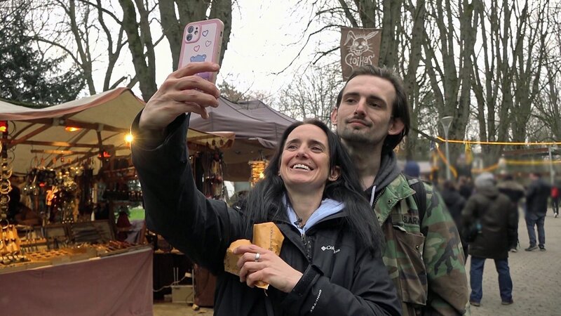 Ella und Sohn Jerrick besuchen einen Mittelaltermarkt – Bild: RTLZWEI