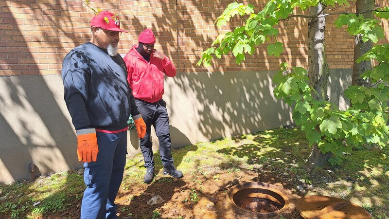 Gary Rowell und Bobby Lewis stehen beiseite und beobachten die Arbeit von heute Morgen in Mount Vernon, NY. – Bild: Warner Bros. Discovery, Inc. or its subsidiaries and affiliates