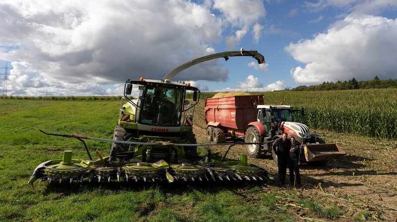 Urlaub Maisernte – Jens häckselt Mais, Freundin Birgit fährt ihn ab. – Bild: NDR/​Hanse TV