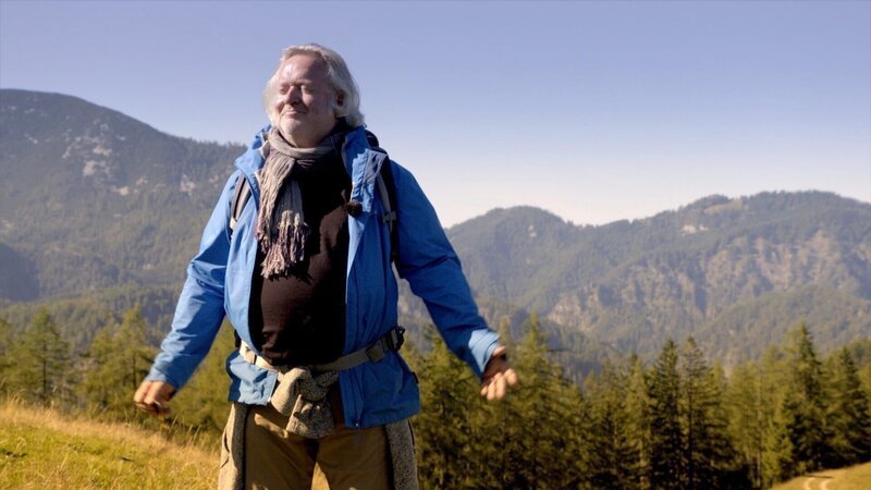 Der Schauspieler und Kabarettist Gregor Seberg begibt sich auf den Luchs-Trail-Weitwanderweg durch „Österreichs wilde Mitte“: Von Reichraming in Oberösterreich aus geht es in elf Tagesetappen durch zwei Nationalparks – die Kalkalpen in Oberösterreich und das Gesäuse in der Steiermark – bis in die Wildnis bei Lunz am See, in Niederösterreich. Gregor Seberg wandert aber nicht nur auf den Spuren der Luchse: Er erfährt auch, welche Bedeutung der Wald für Tiere und Menschen hat – und wie wichtig es ist, diesen Lebensraum zu schützen. Im Bild: Gregor Seberg, Nationalpark Gesäuse. – Bild: ORF/SplashFilm Der Schauspieler und Kabarettist Gregor Seberg begibt sich auf den Luchs-Trail-Weitwanderweg durch „Österreichs wilde Mitte“: Von Reichraming in Oberösterreich aus geht es in elf Tagesetappen durch zwei Nationalparks – die Kalkalpen in Oberösterreich und das Gesäuse in der Steiermark – bis in die Wildnis bei Lunz am See, in Niederösterreich. Gregor Seberg wandert aber nicht nur auf den Spuren der Luchse: Er erfährt auch, welche Bedeutung der Wald für Tiere und Menschen hat – und wie wichtig es ist, diesen Lebensraum zu schützen. Im Bild: Gregor Seberg, Nationalpark Gesäuse. – Bild: ORF/SplashFilm
