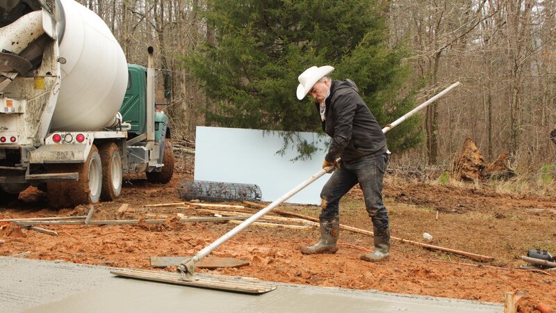 Marty is smoothing out concrete with a large tool that resembles a mop. – Bild: Discovery Communications, LLC