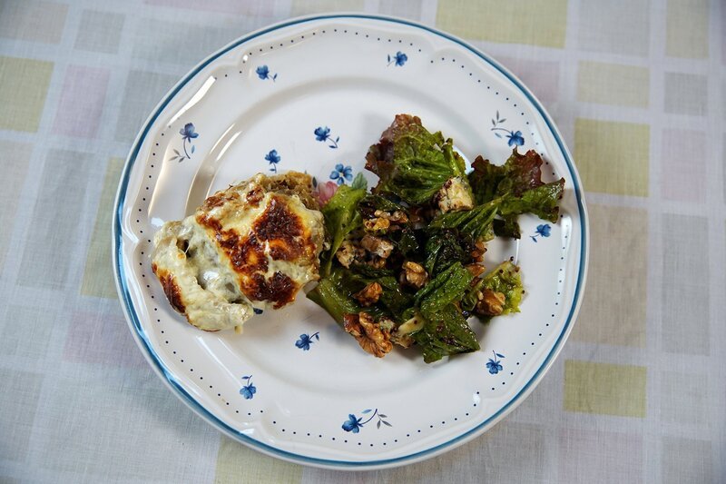 Zu Tisch Dauphiné – Frankreich Teigtaschen im Auflauf mit Salat und Nüssen – Bild: SRF/​Frederik Klose-Gerlich